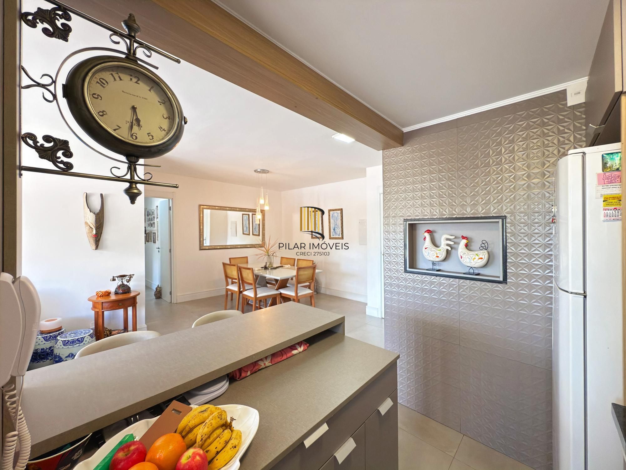 Apartamento 03 Suítes bairro Cristal, 88,97m² de área privativa, semimobiliada e 02 vagas de garagens cobertas.