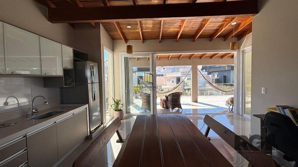 Casa em condomínio com 4 suítes, 4 vagas de garagem, pátio com piscina