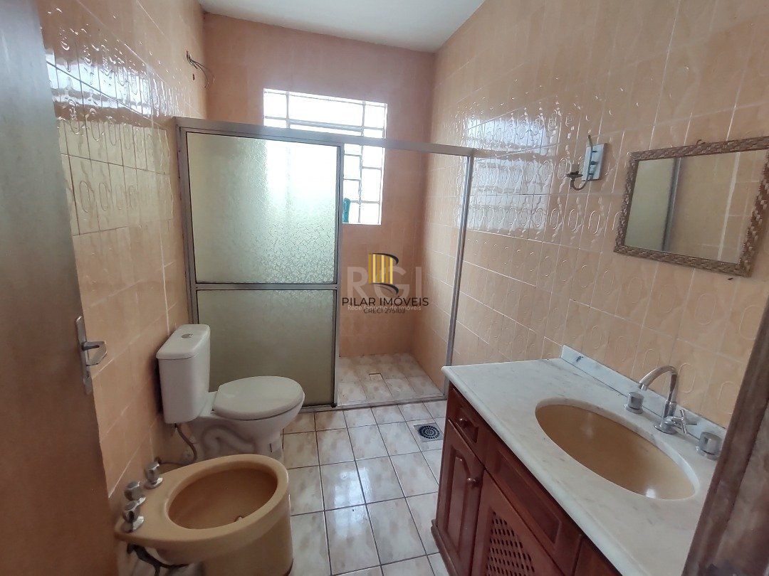 Casa à venda com 3 quartos, 1 vaga e pátio - Bairro Medianeira