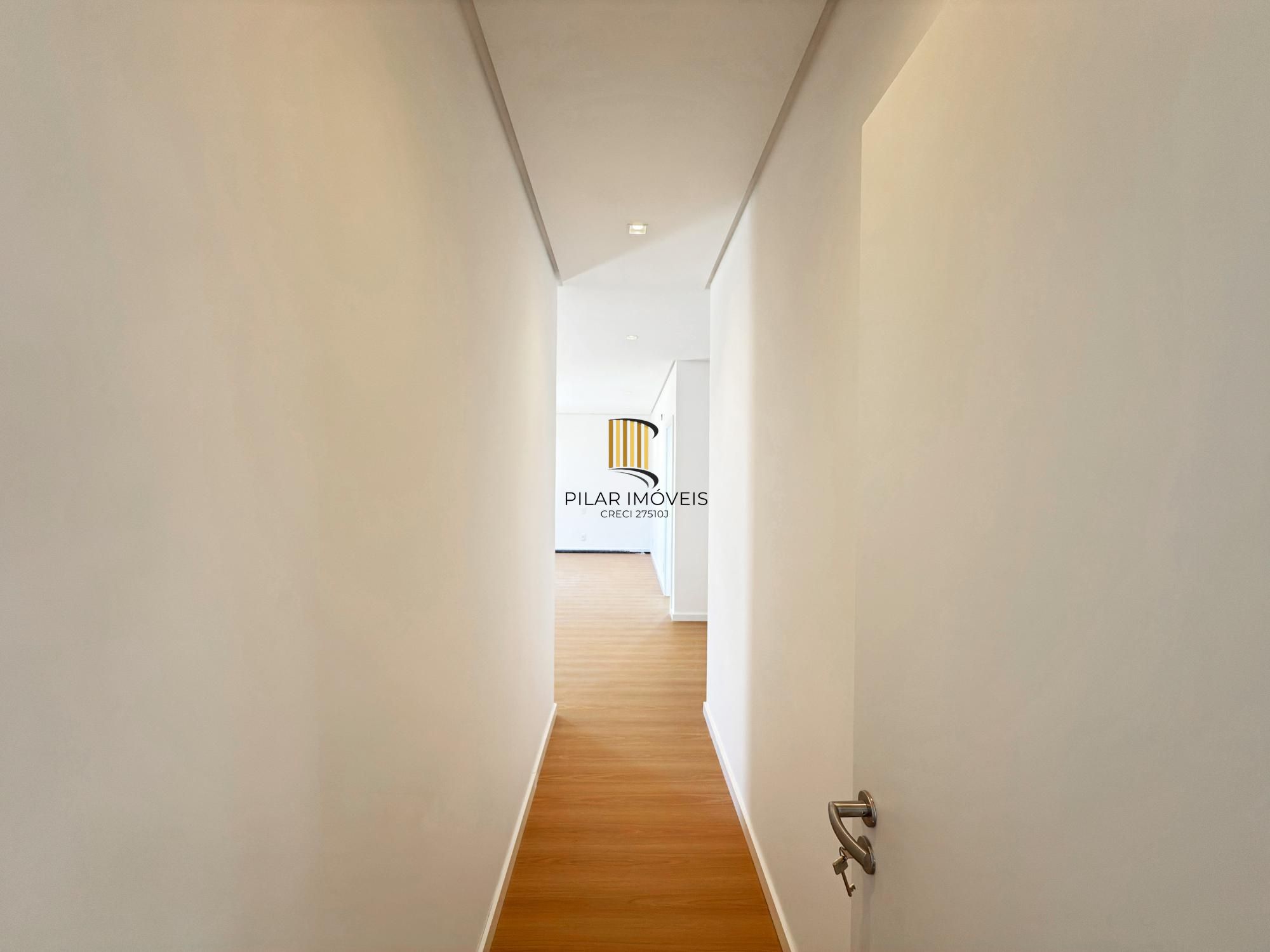 A casa conta com 434m2 de área construída, mas com um aproveitamento total dos 1.012m2 do lote