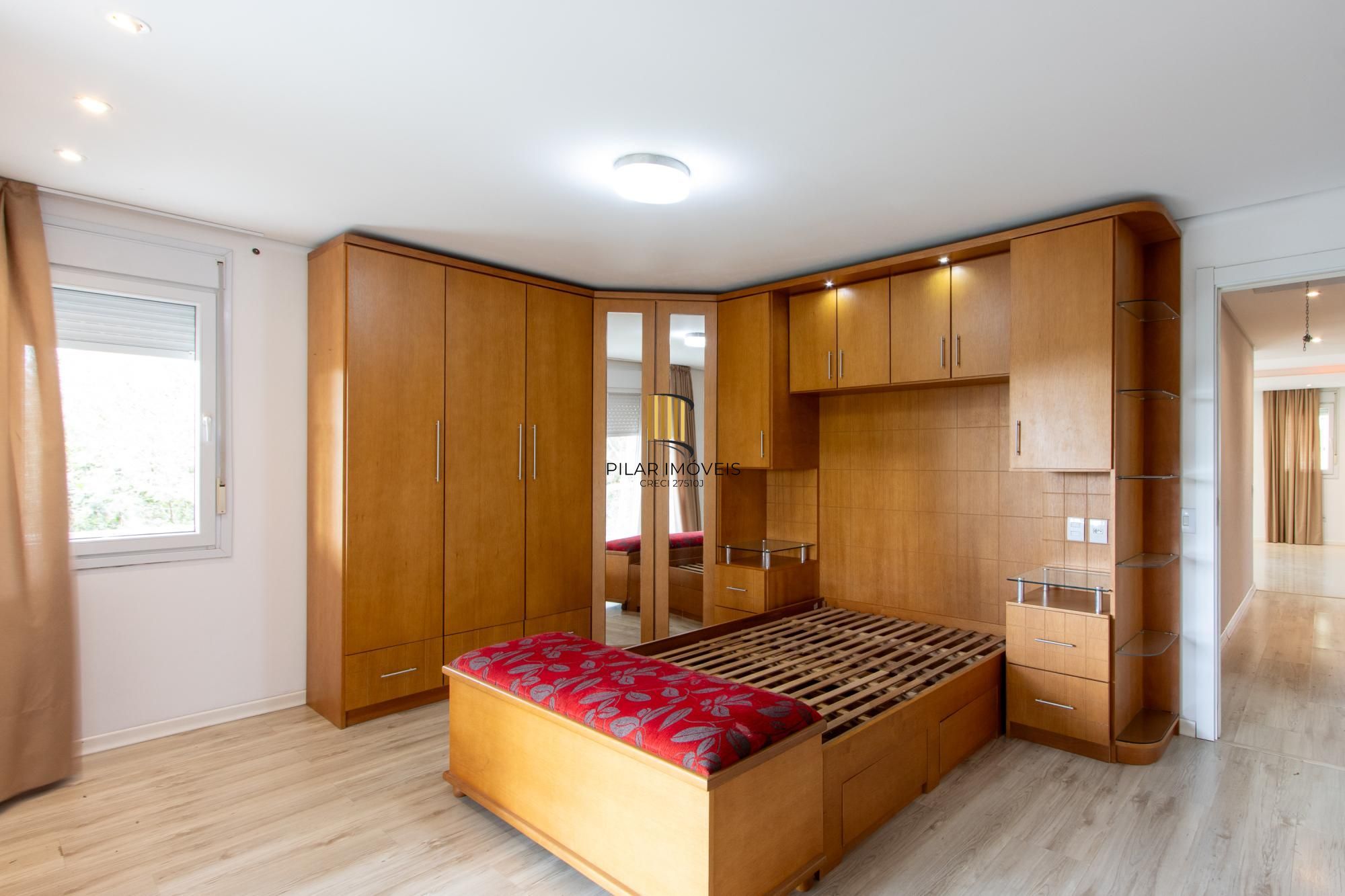 Casa de alvenaria, com 3 dormitórios, 1 suíte, living, cozinha, lavanderia, churrasqueira, banheiro social, pátio e 4 vagas de garagem.