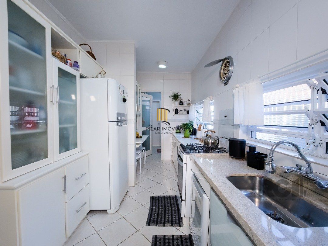 CASA TÉRREA REFORMADA, 3 QUARTOS, SUITE, PÁTIO - BAIRRO CRISTAL