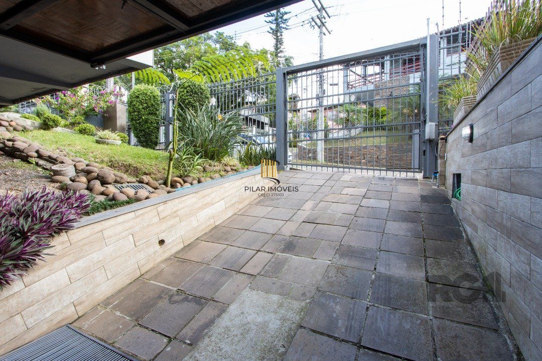 Casa 3 dormitórios no bairro Medianeira