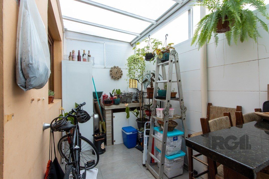 Excelente oportunidade de casa à venda em condomínio fechado no Reserva Guarujá, localizado na Avenida da Serraria em Porto Alegre.