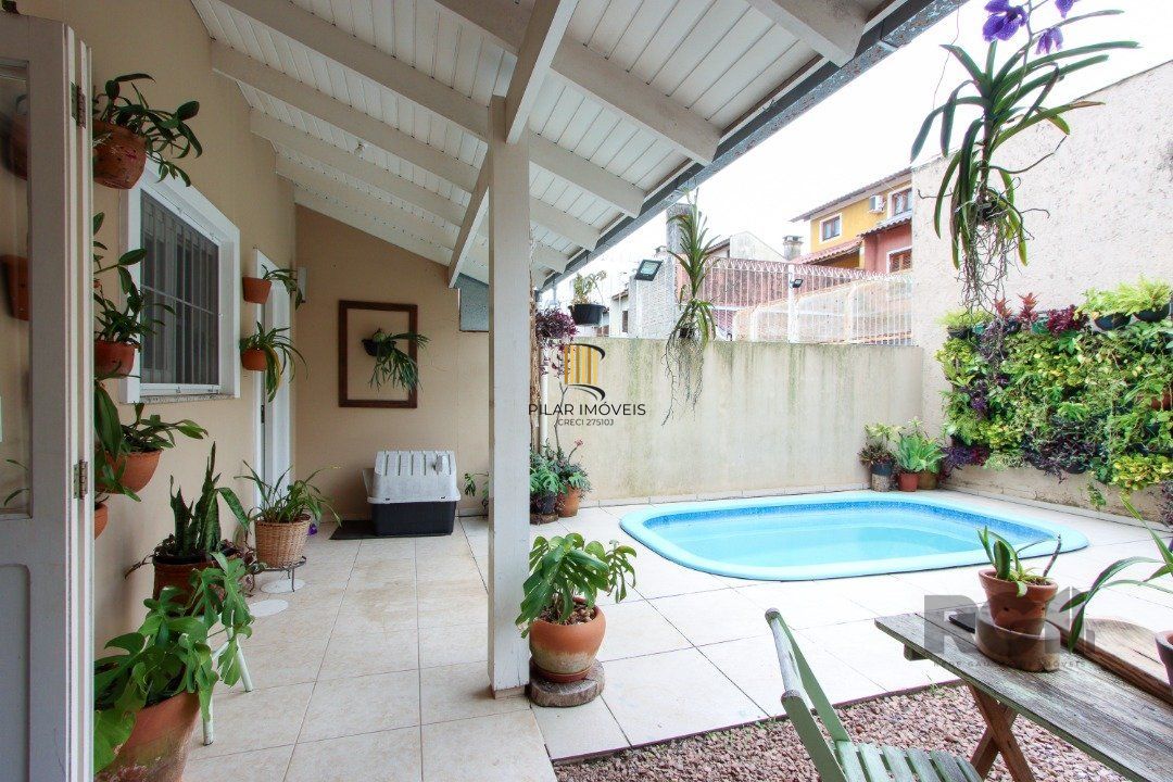 Casa 2 dormitórios no bairro Hípica