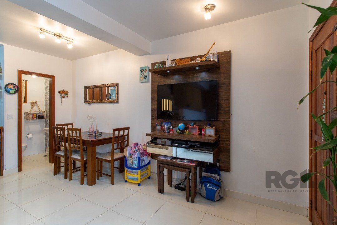 A casa possui 78m² de área construída, com um adicional de 20m²