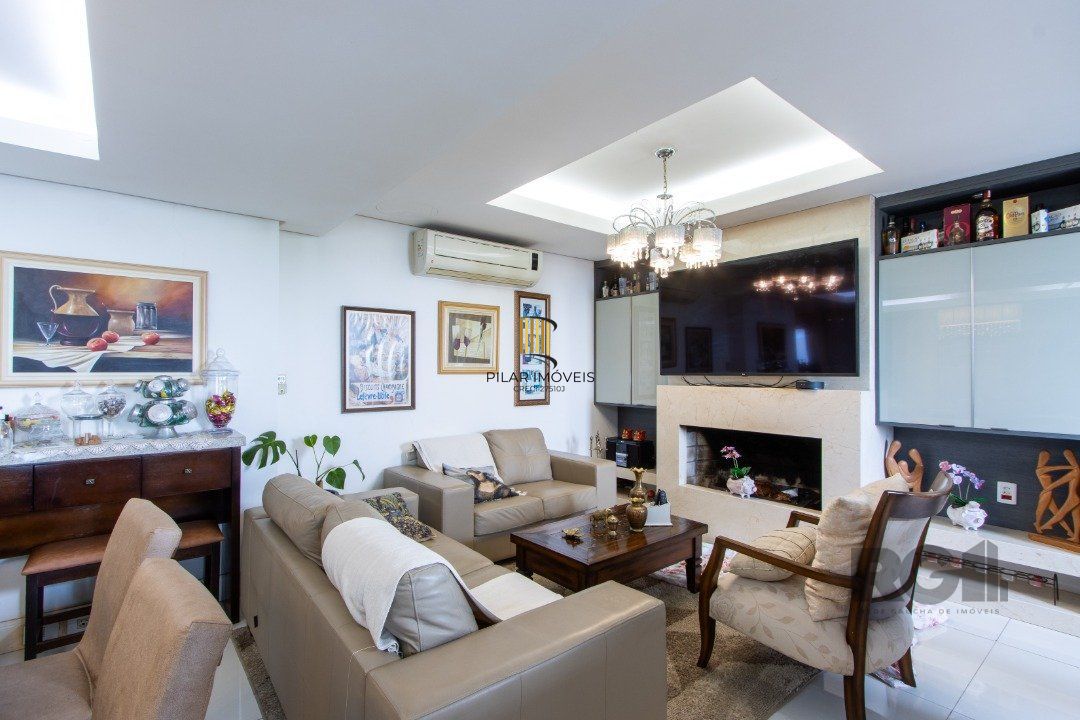 Casa em condominio . com 6 suites, sendo 3 suítes master com closet e hidro.