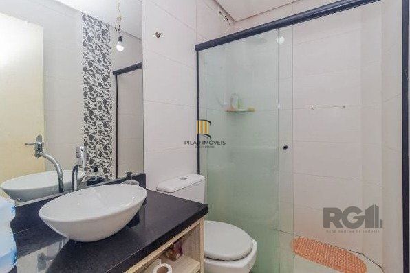 Possui 3 dormitórios sendo 1 ampla suíte com closet e sacada, living em conceito aberto,  cozinha integrada