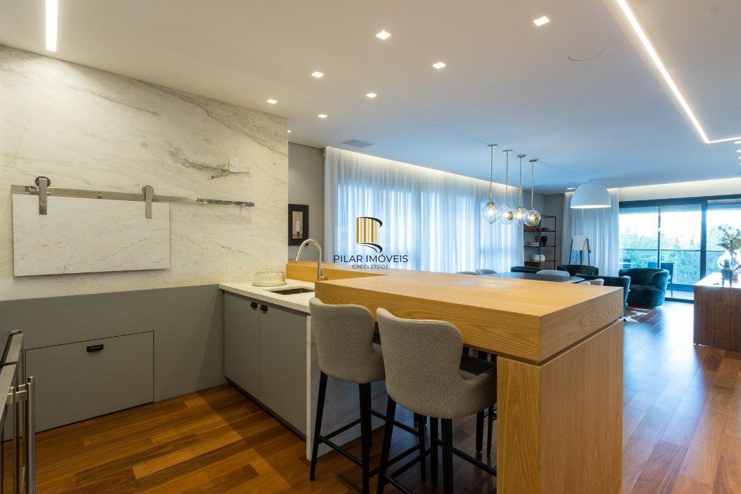 Apartamento mobiliado, com cerca de 256,42m² privativos e com 3 suítes,