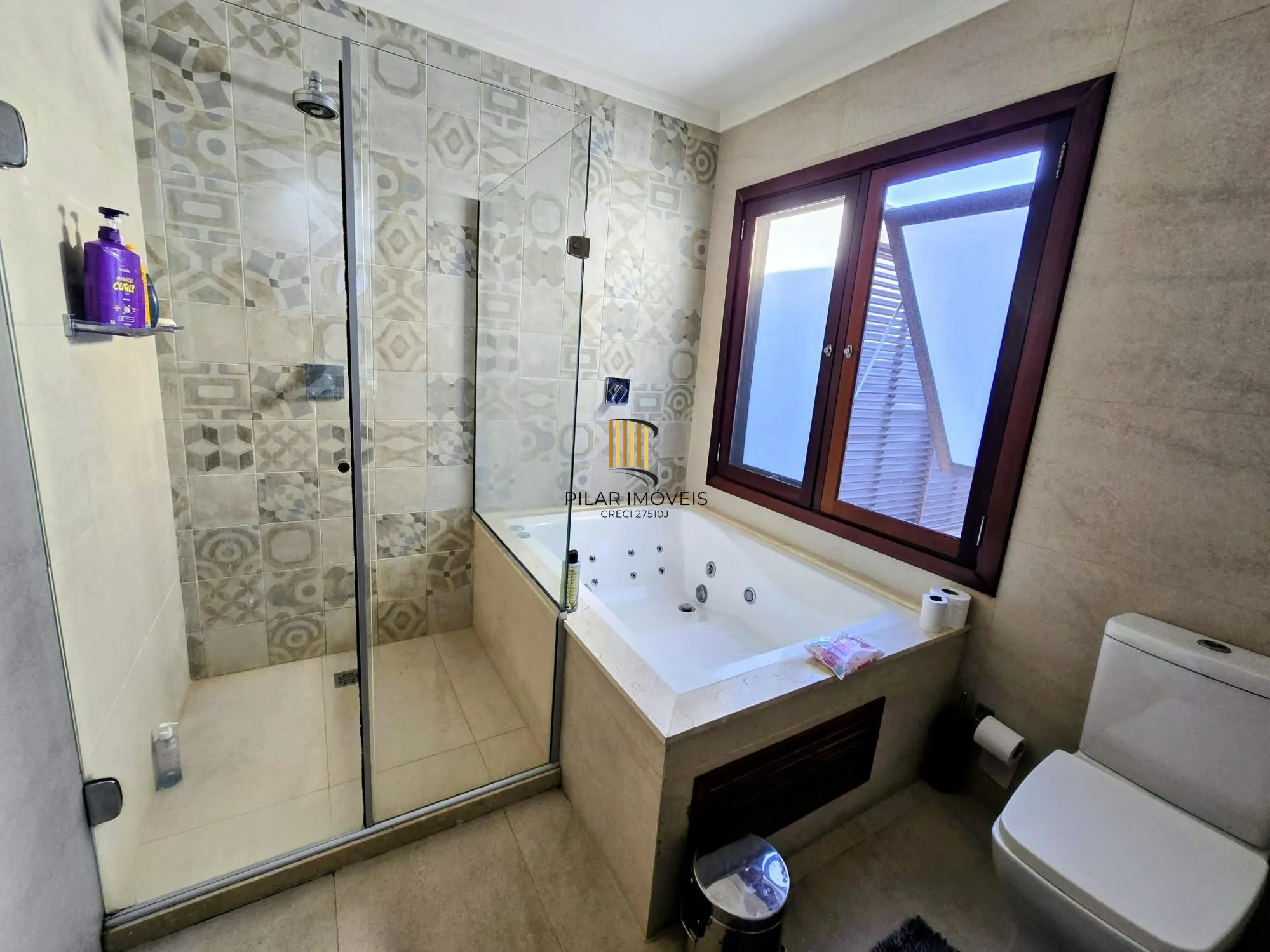 Casa no Condominio Terra Ville.  3 suites, com fundo para o lago.