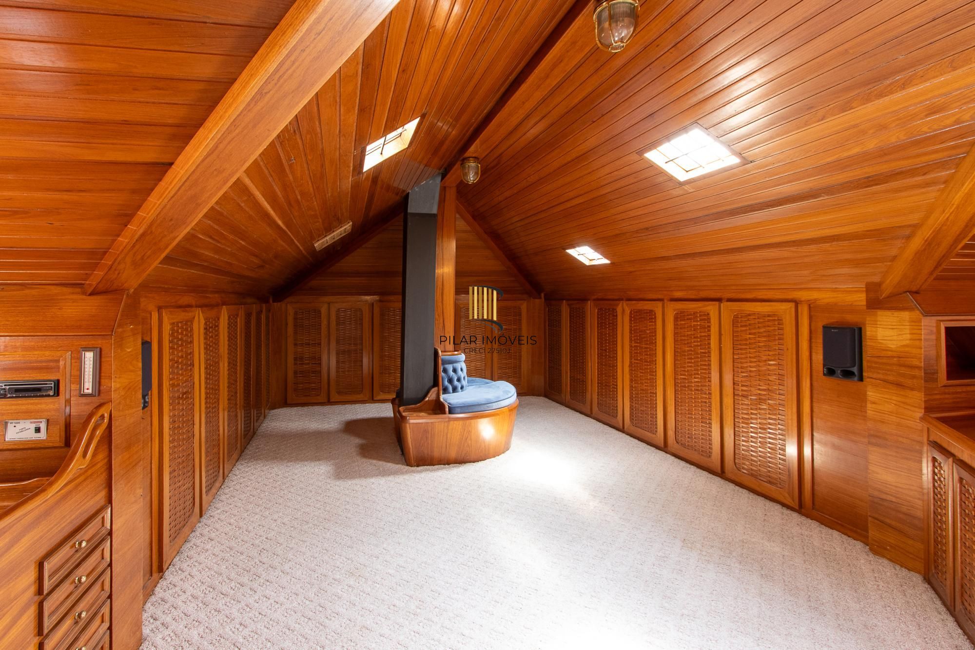 Casa com 2 dormitórios 3 banheiros. lareira e churrasqueira, e com arquitetura moderna.