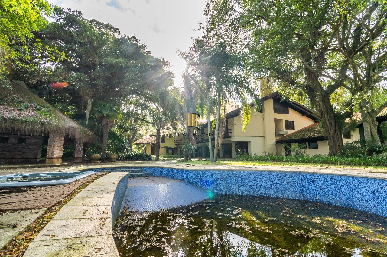 Casa à venda com1981m², 13 dormitórios, 4 suítes, 30 vagas, terreno de 1,2 hectares, no bairro Pedra Redonda em Porto Alegre