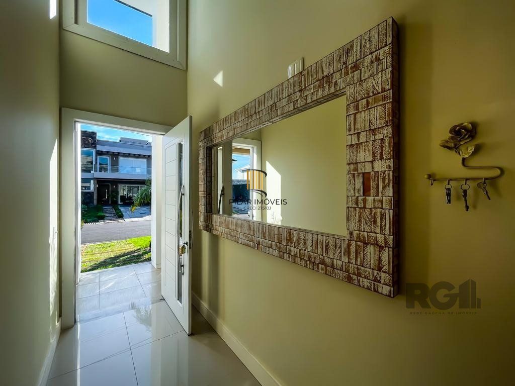 casa Alto Padrão com 239m² privativos, mobiliada e totalmente iluminada.