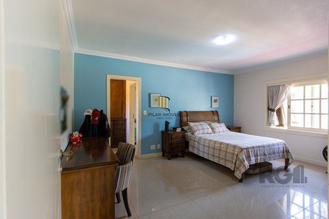 Casa com 452m² de área construída, 02 suítes, banheira de hidro, closet, 02 banheiros sociais, 03 living com 02 ambientes, 02 lareiras