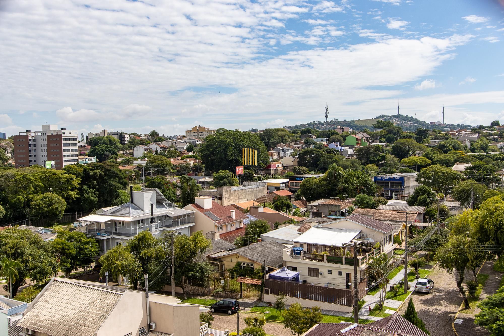 Apartamento de 3 dormitórios, 1 banheiro e uma vaga de garagem.