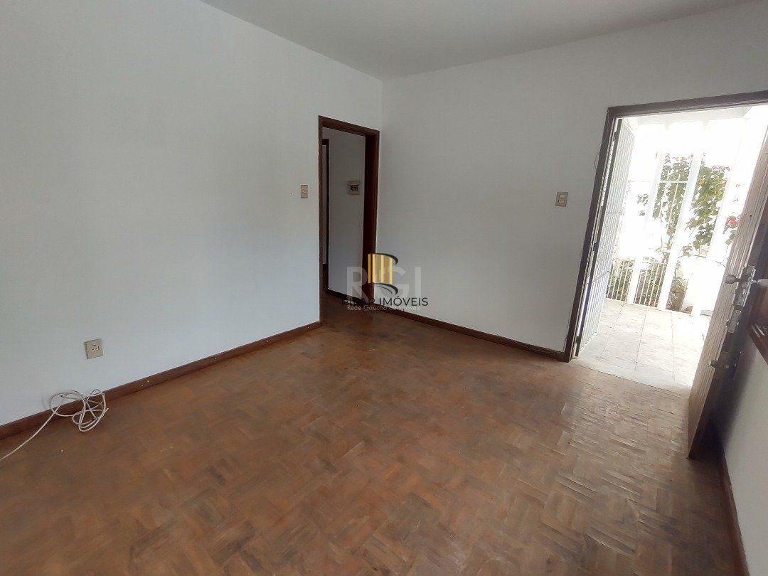 Casa à venda com 3 quartos, 1 vaga e pátio - Bairro Medianeira