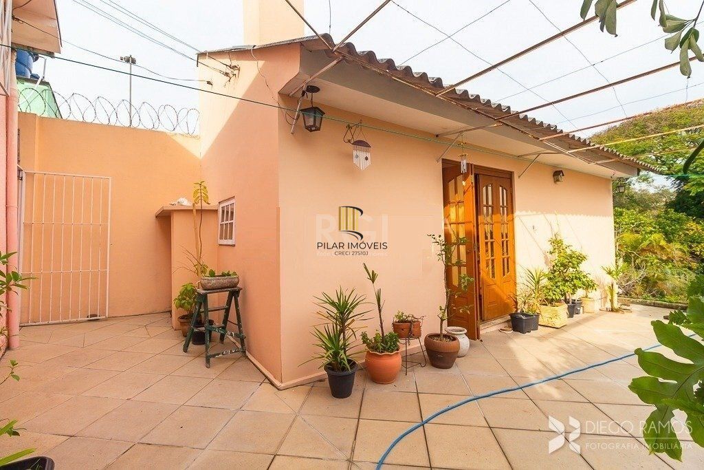 Casa térrea à venda, com 2 suites, 3 banheiros, edicula, pátio, 2 vagas - Bairro Medianeira