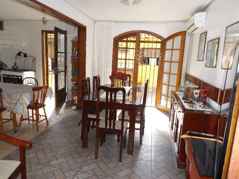 Casa para Venda - 250m², 3 dormitórios, sendo 3 suites, 7 vagas - Medianeira