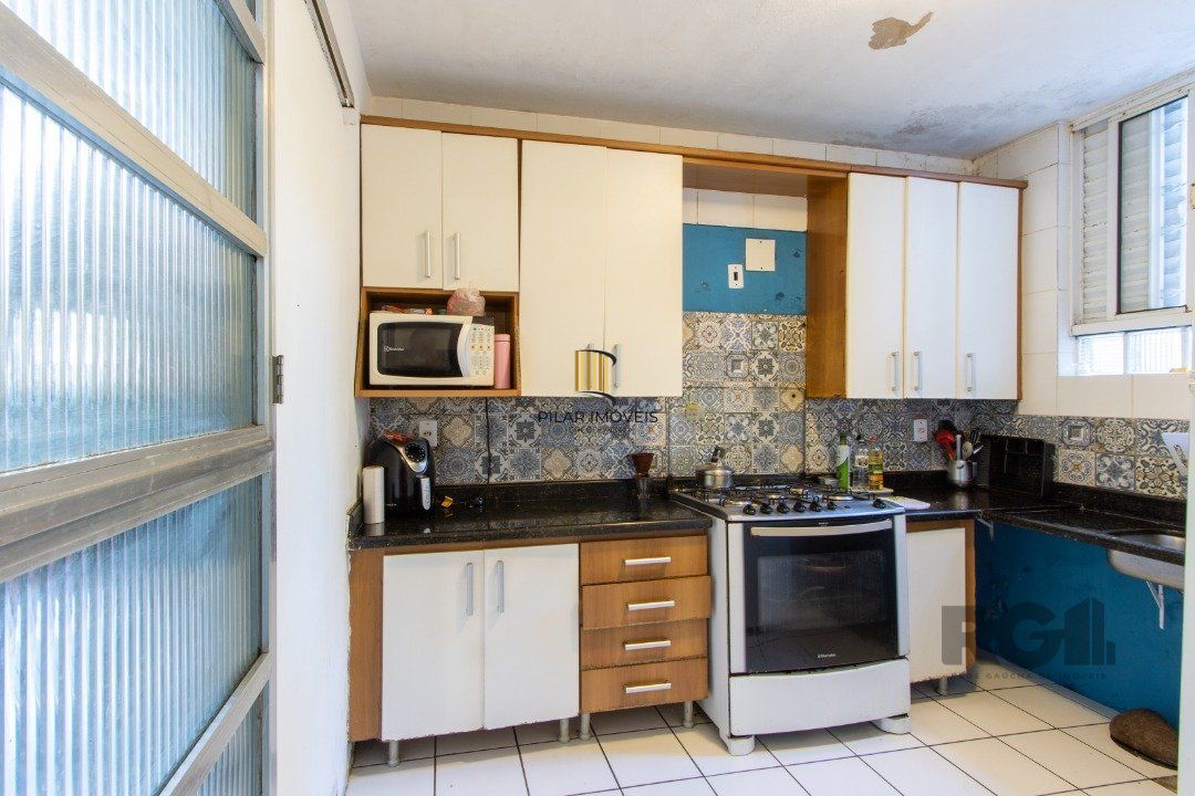 Casa em condomínio que possui  3 dormitórios, sendo 1suíte, lavabo, escritório, possibilidade de um 4 dormitório,