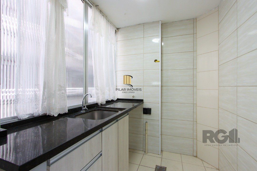 Apartamento semi-mobiliado, possui 3 dormitórios, sendo 1 suíte