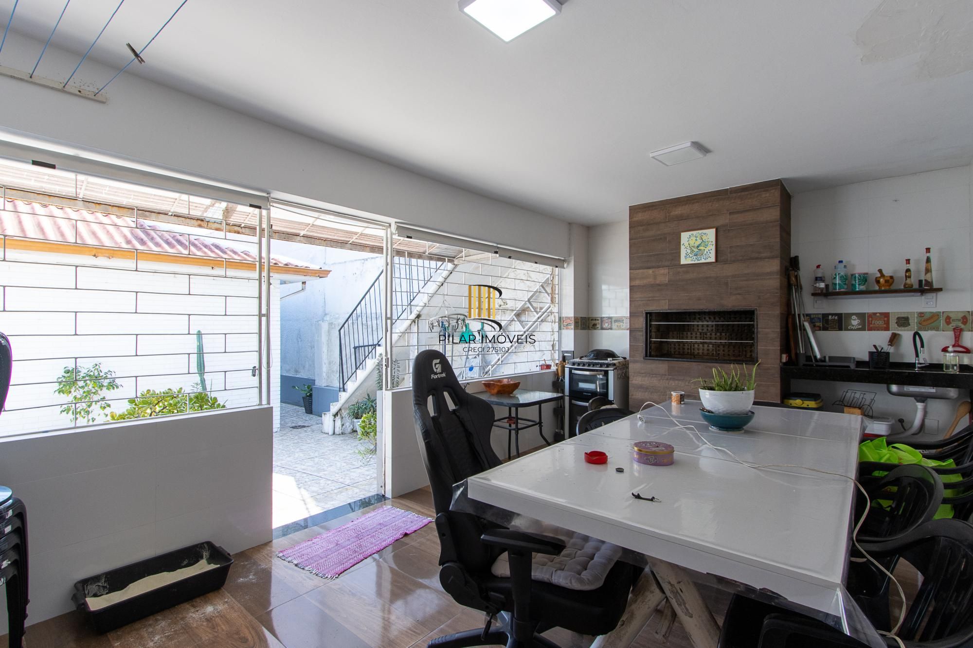 Linda casa totalmente reformada, 3 quartos (1 suite), 2 vagas cobertas - Bairro Nonoai