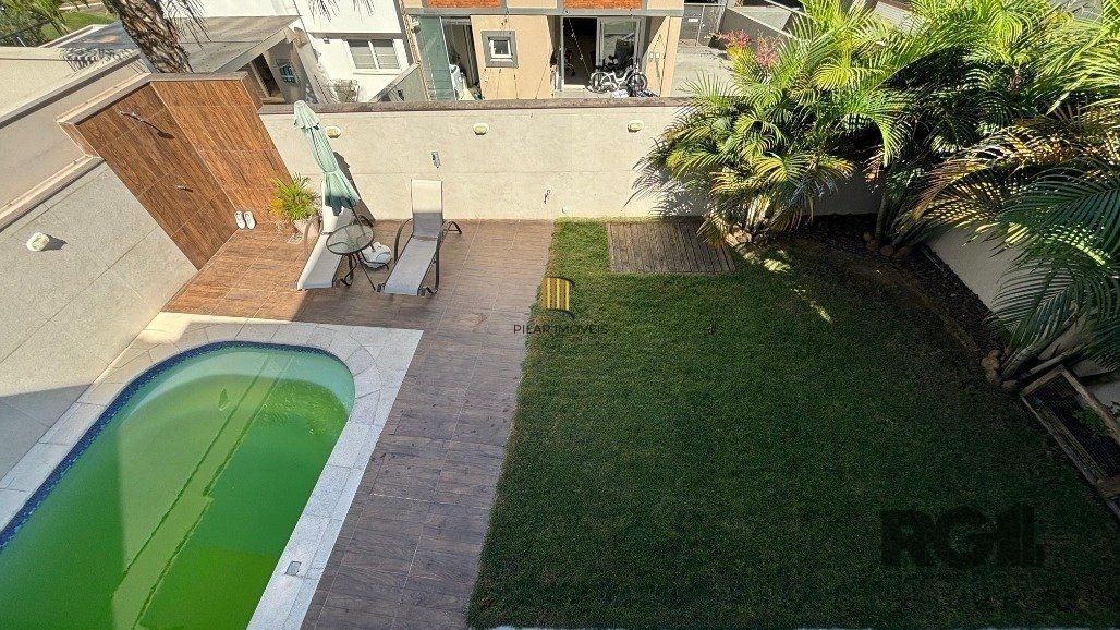 Casa em condomínio com 4 suítes, 4 vagas de garagem, pátio com piscina