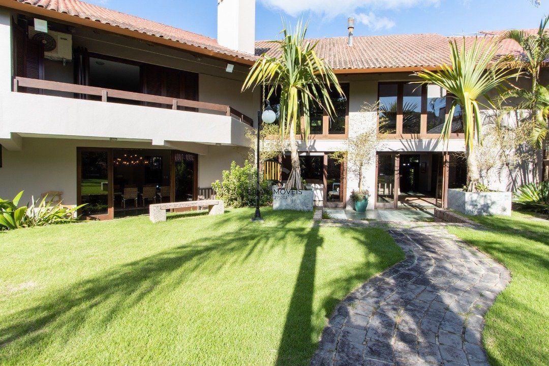 Casa de Condomínio 8 dormitórios no bairro Cavalhada