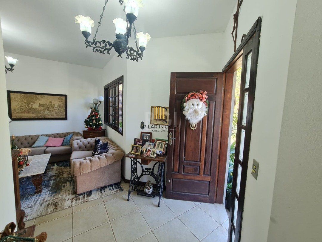 Casa em lindo terreno alto ao nível da rua medindo 10 × 32 onde consta uma residência térrea com 136m2 de área privativa,