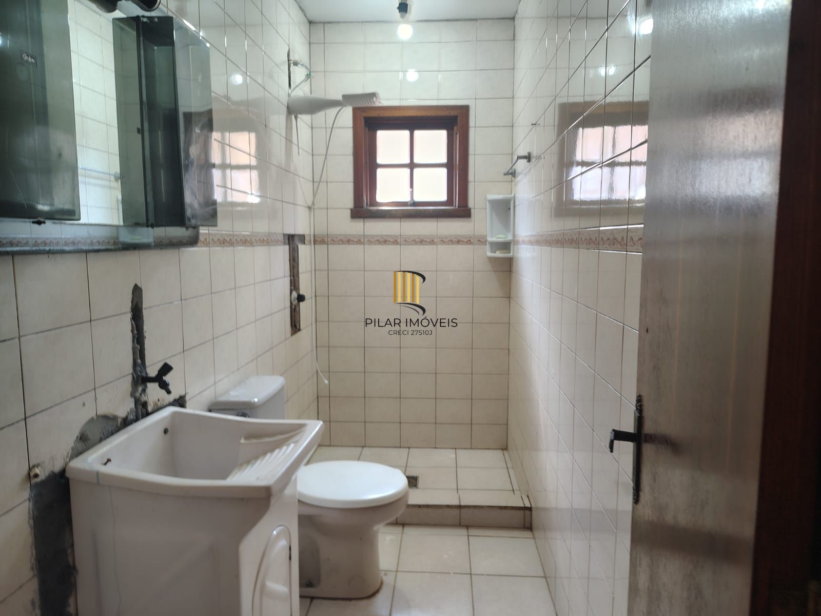 Casa de 4 dormitórios, 1 suíte e 4 vagas de garagem no bairro Cavalhada.