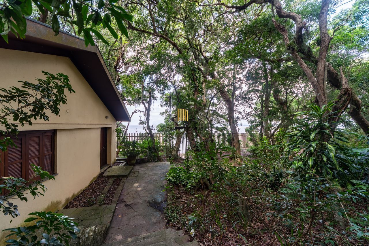 Casa à venda com1981m², 13 dormitórios, 4 suítes, 30 vagas, terreno de 1,2 hectares, no bairro Pedra Redonda em Porto Alegre