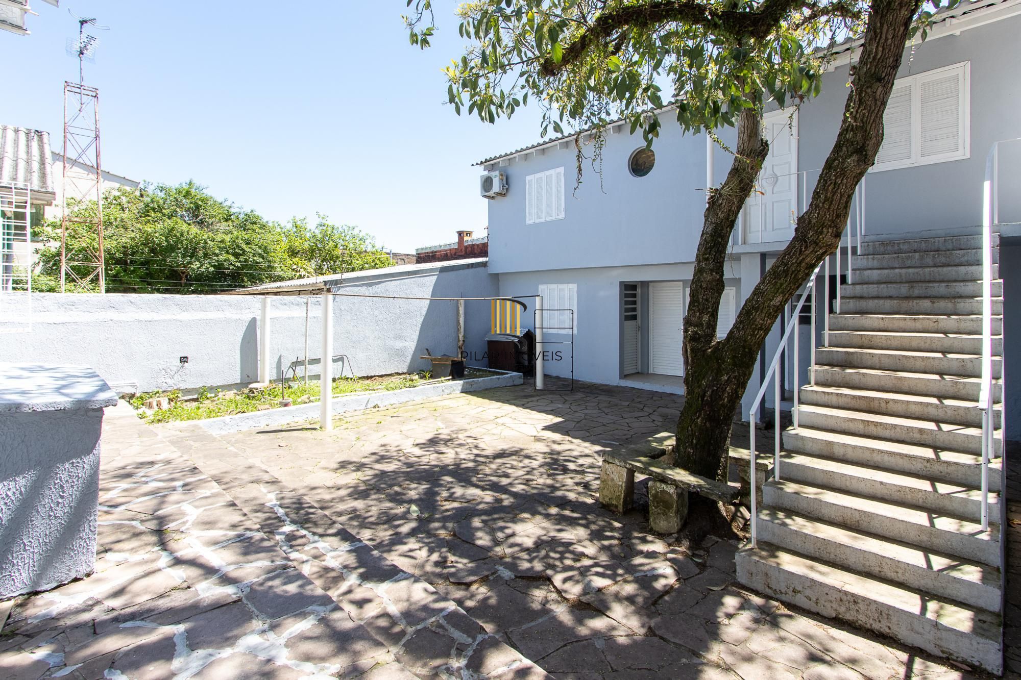 Casa de alvenaria, com 3 quartos, 1 suíte e 3 vagas de garagem.