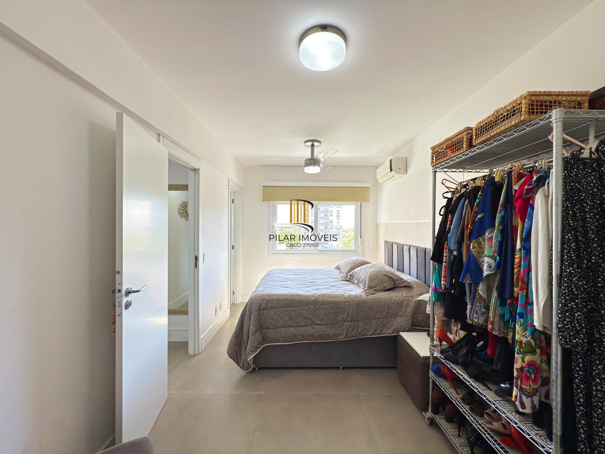 Apartamento 03 Suítes bairro Cristal, 88,97m² de área privativa, semimobiliada e 02 vagas de garagens cobertas.