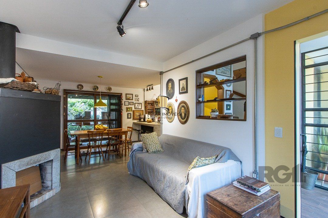 Casa 3 dormitórios no bairro Hípica