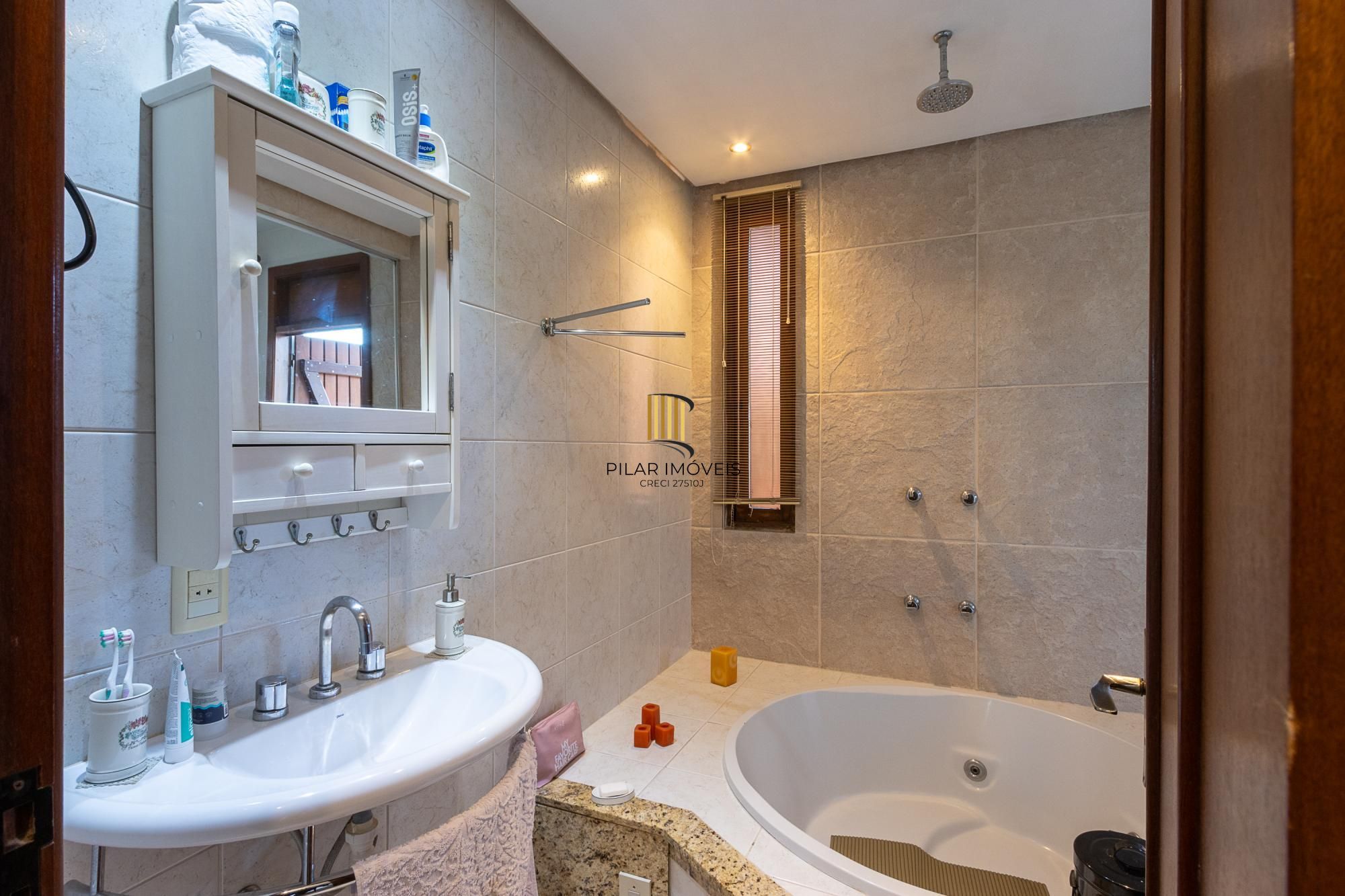 Casa em condomínio á venda com 6 dormitórios em Porto Alegre