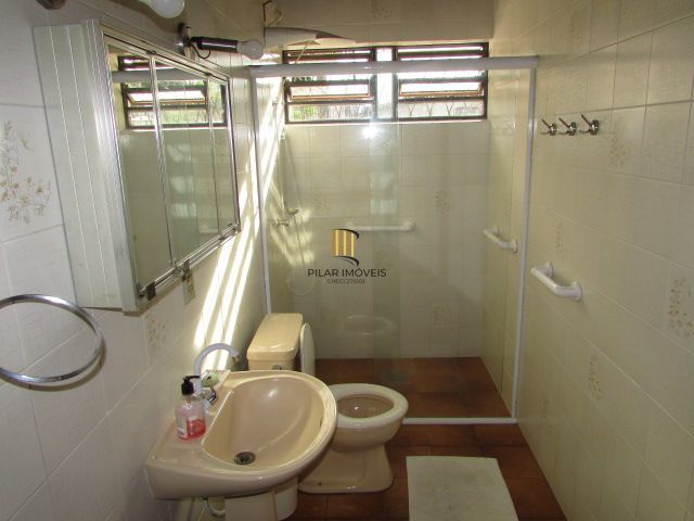 Casa térrea, com 3 dormitórios, 1 suíte, no bairro Nonoai.