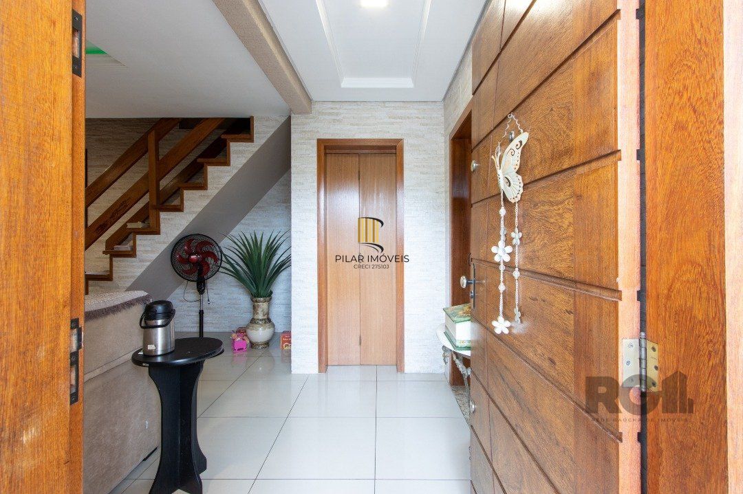 Sobrado, 3 quartos, 2 banheiros, pátio, 2 vagas, piscina - Bairro Vila Nova