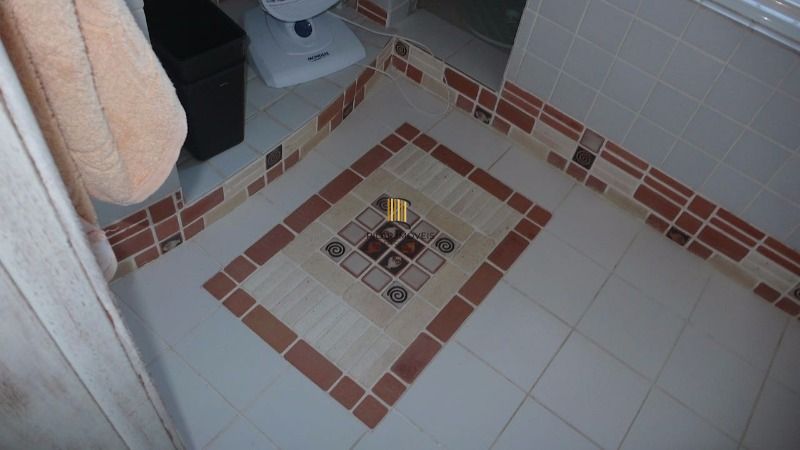 Casa Ampla com 2 pavimentos , grande pátio