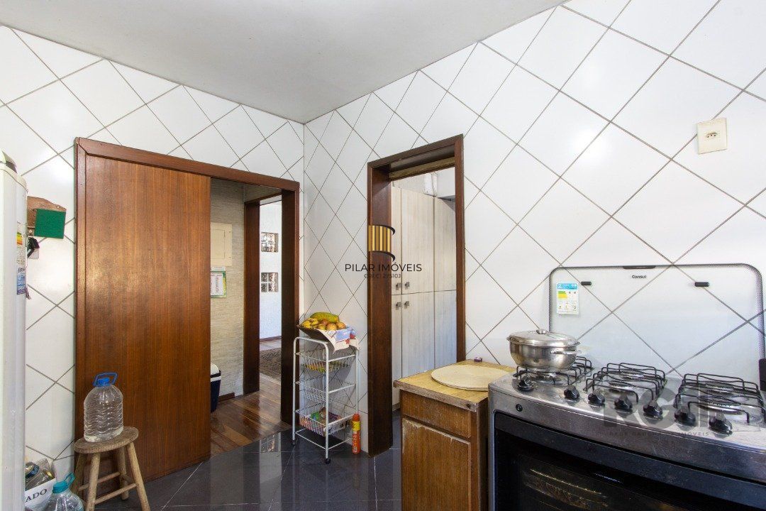 Casa para Venda - 300m², 3 dormitórios, sendo 1 suites, 4 vagas - Tristeza