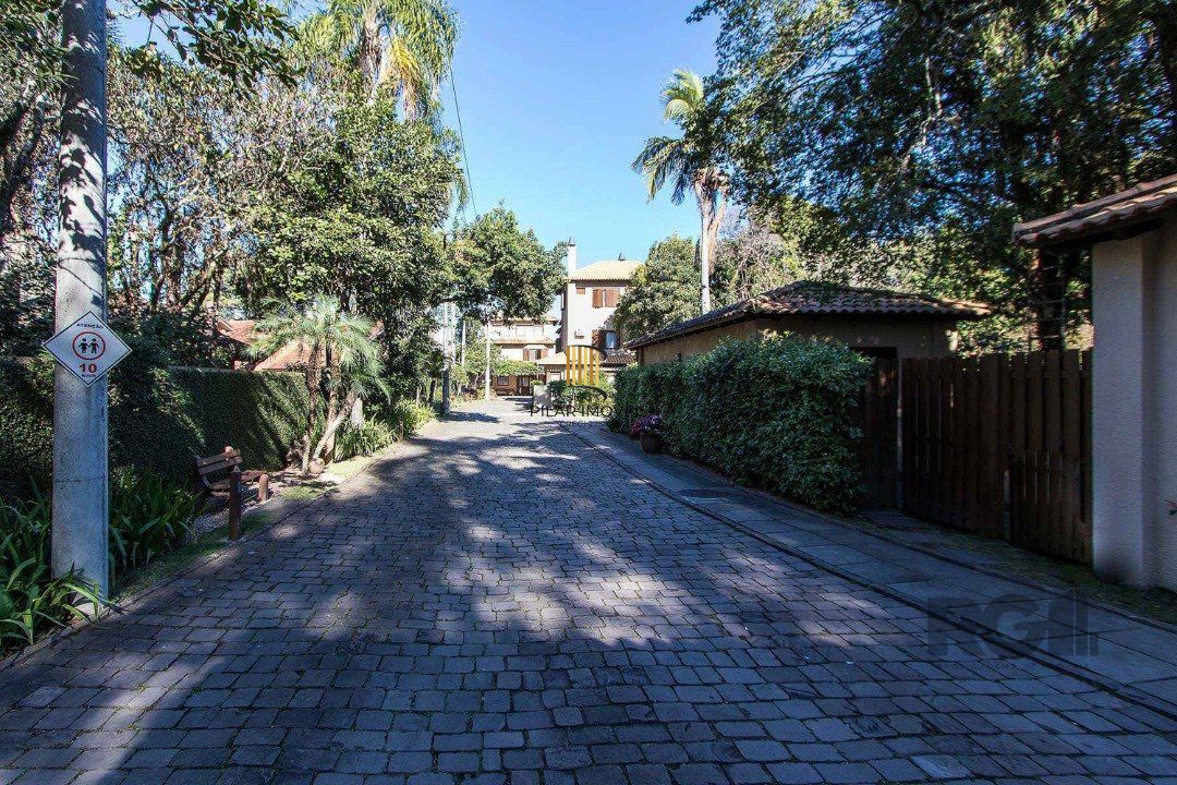 Casa com 327m² de área privativa, oferecendo 3 dormitórios, sendo 3 suítes