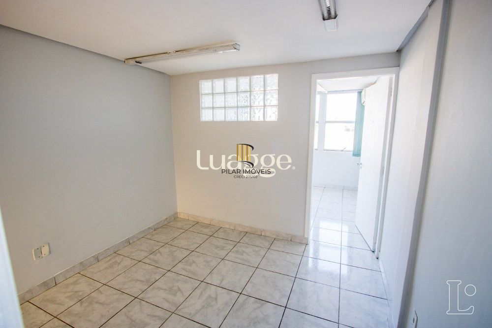 Sala comercial com 22m² de área privativa, frente, piso cerâmico, equipada com lavabo e ar-condicionado split