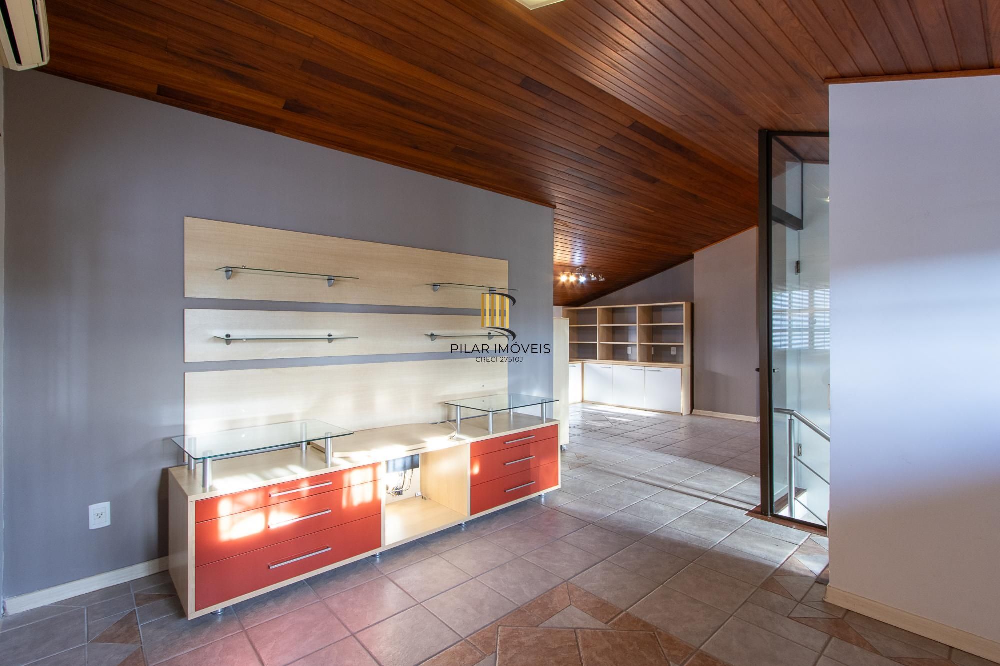 Excelente casa de 3 dormitórios, 1 suíte, pátio, piscina e vaga para 2 carros cobertas.