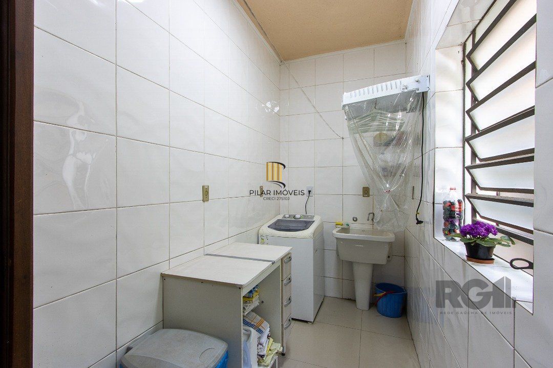 Casa para Venda - 300m², 3 dormitórios, sendo 1 suites, 4 vagas - Nonoai