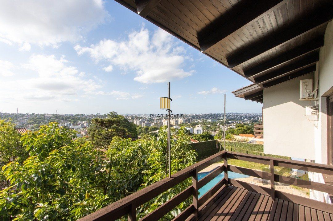 Casa 5 dormitórios no bairro Teresópolis