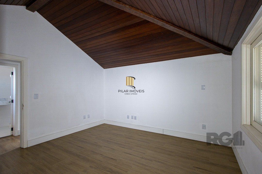 Casa Condomínio a Venda - 880m², 5 dormitórios, sendo 2 suítes, a master com lareira, 4 vagas - Cavalhada