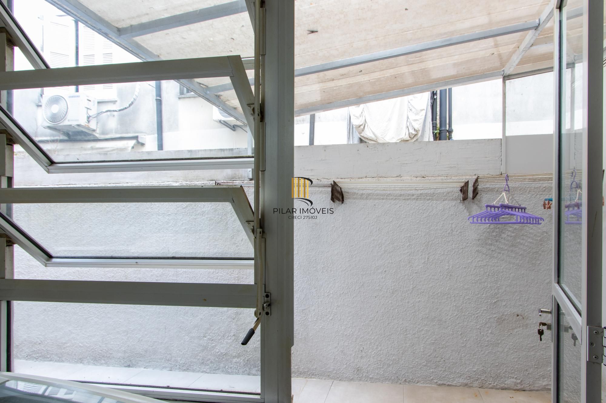 Apartamento térreo com pátio privativo no coração do Menino Deus, 2 dormitórios.