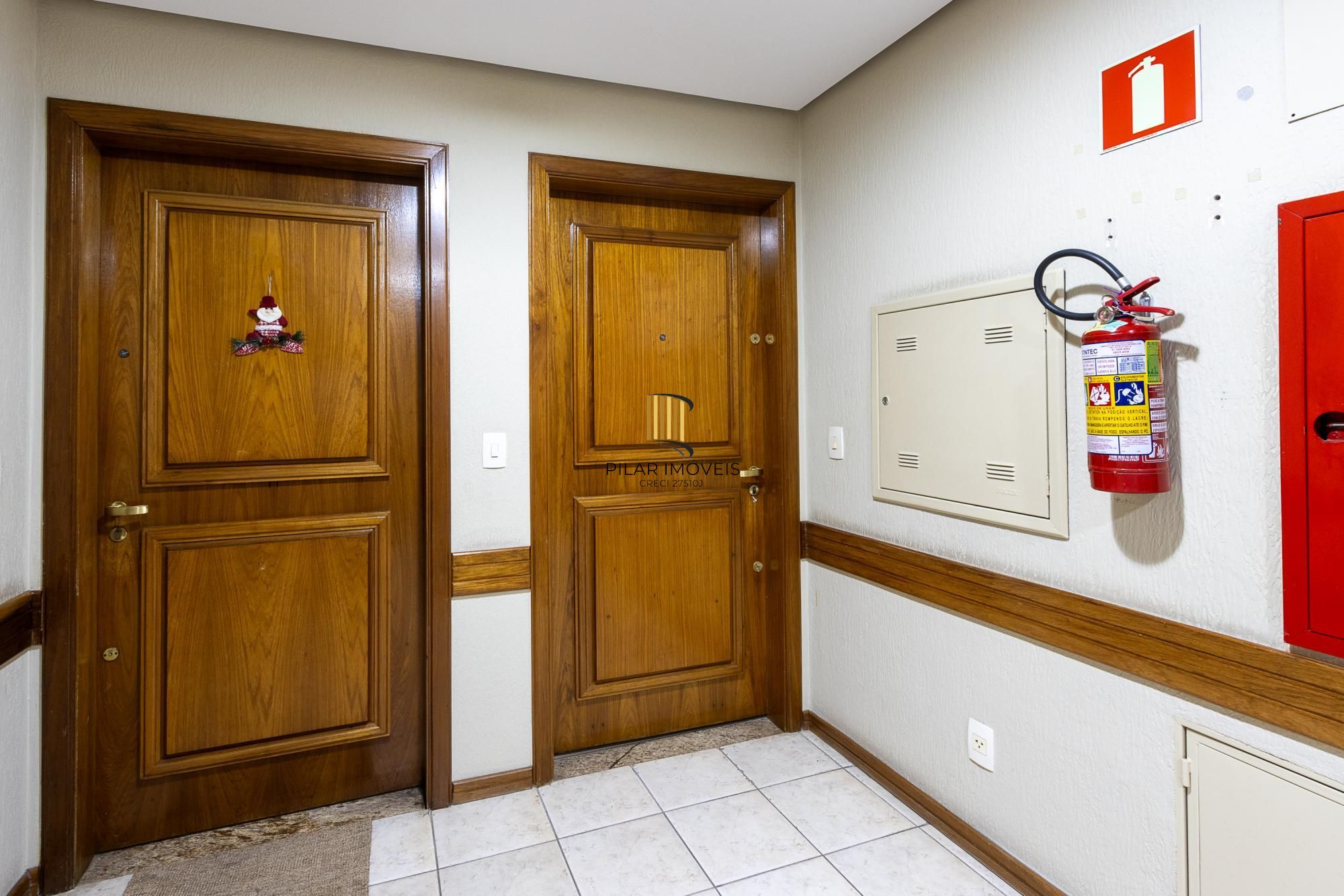 Apartamento 3 quartos, 1 suite, dependência, sacada com churrasqueira, 2 vagas - Bairro Menino Deus