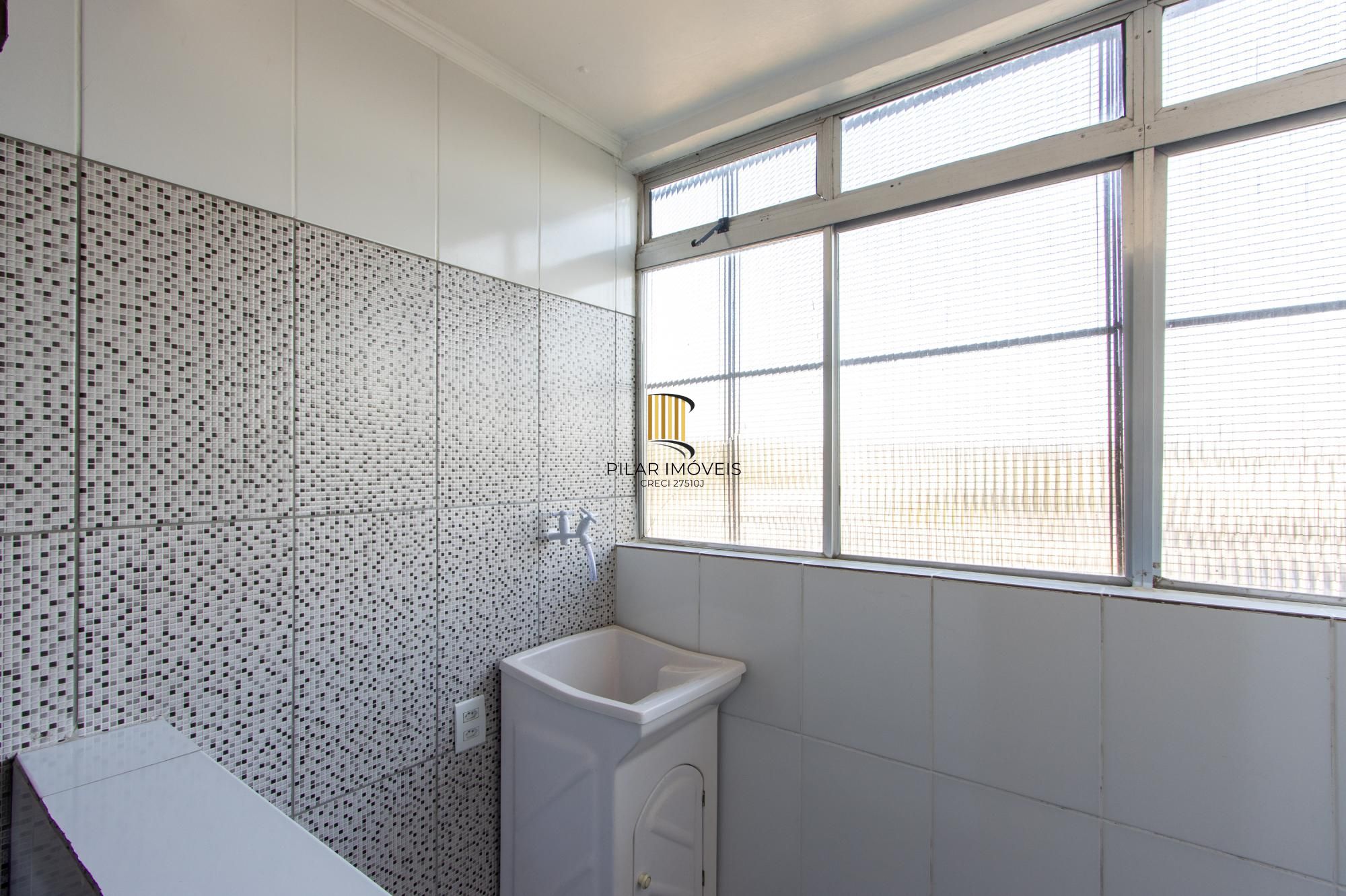 Apartamento semimobiliado à venda no bairro Cristal, 2 dormitórios, 2 banheiros, 1 vaga coberta e vista livre para o Guaíba