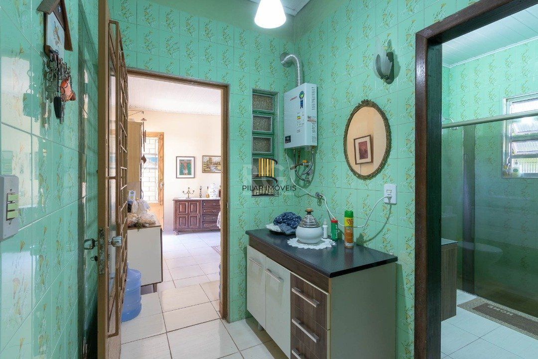 Casa para Venda - 370m², 4 dormitórios, sendo 1 suites, 6 vagas - Lomba do Pinheiro