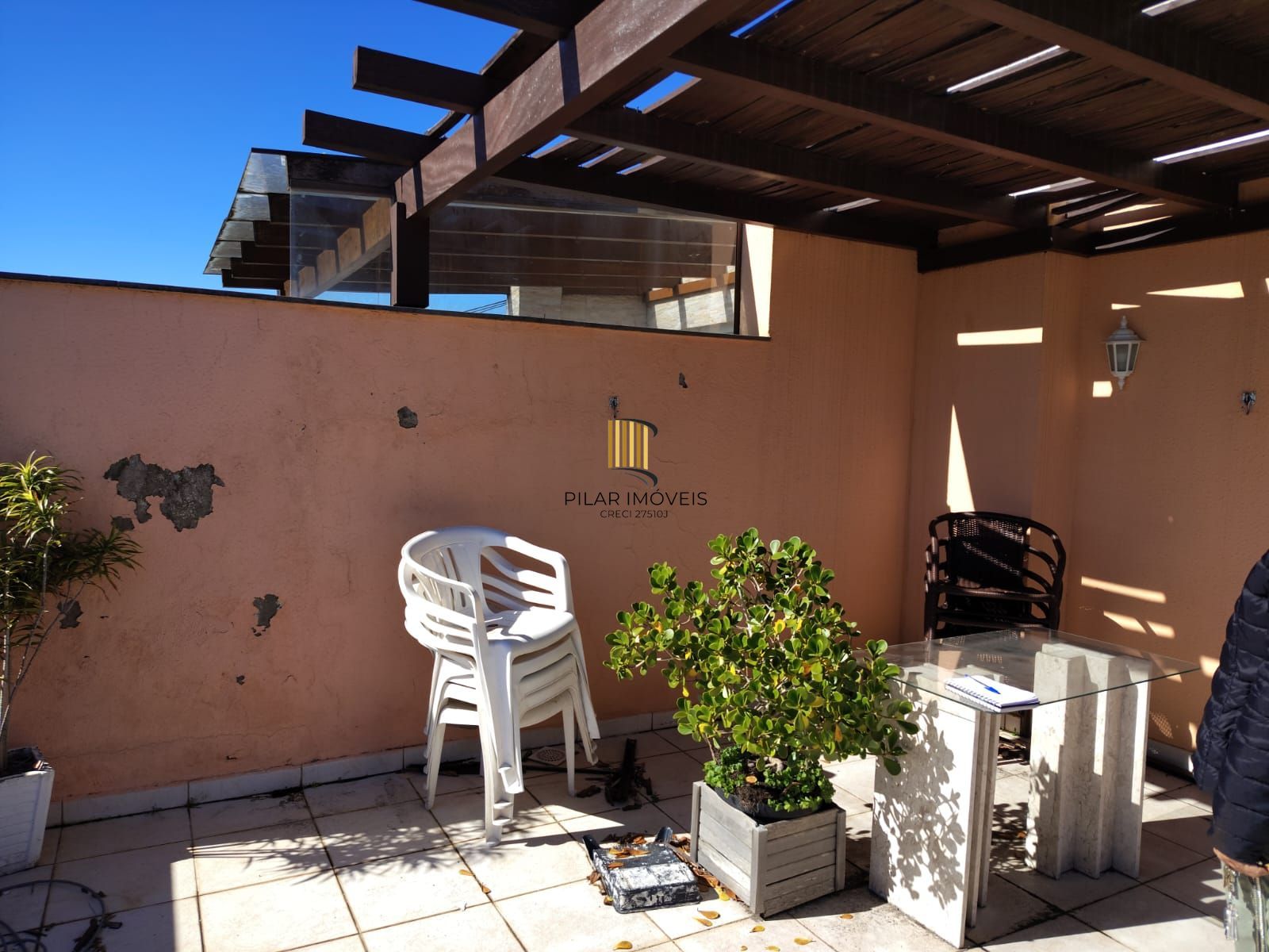 Cobertura de 3 dormitórios, 1 suíte, 2 vagas escrituradas e vista para o Guaíba.