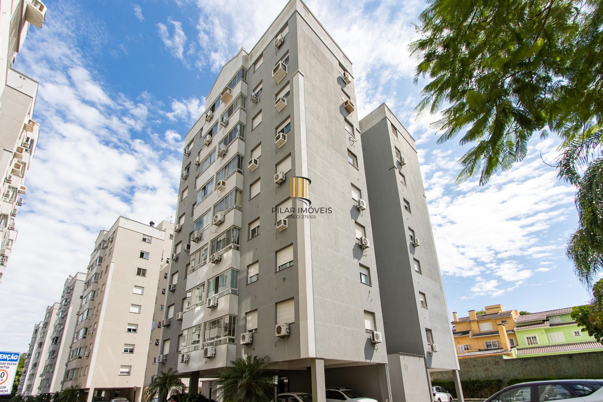 Apartamento de 3 dormitórios, 1 banheiro e uma vaga de garagem.